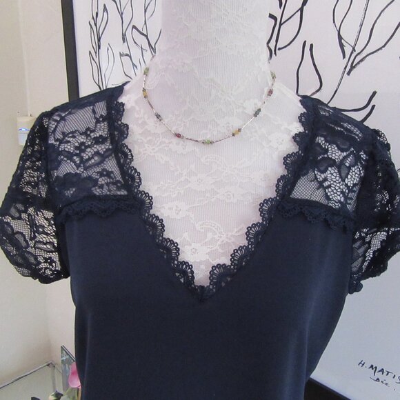 ADRIENNE VITTADINI navy blue t shirt with lace trim & sleeves - size Small - Picture 2 of 7
